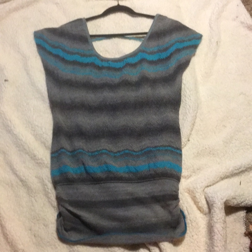 Short sleeve low V neck on both sides sweater